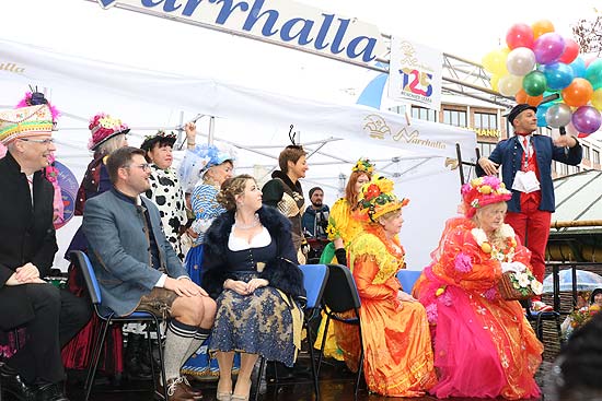 Narrhalla Prinzenpaar 2018 Prinzessin Janina I. (Homann) und Prinz Sebastian I. (Kriesel) mit den Münchner Marktweibern (©Foto. Martin Schmitz)